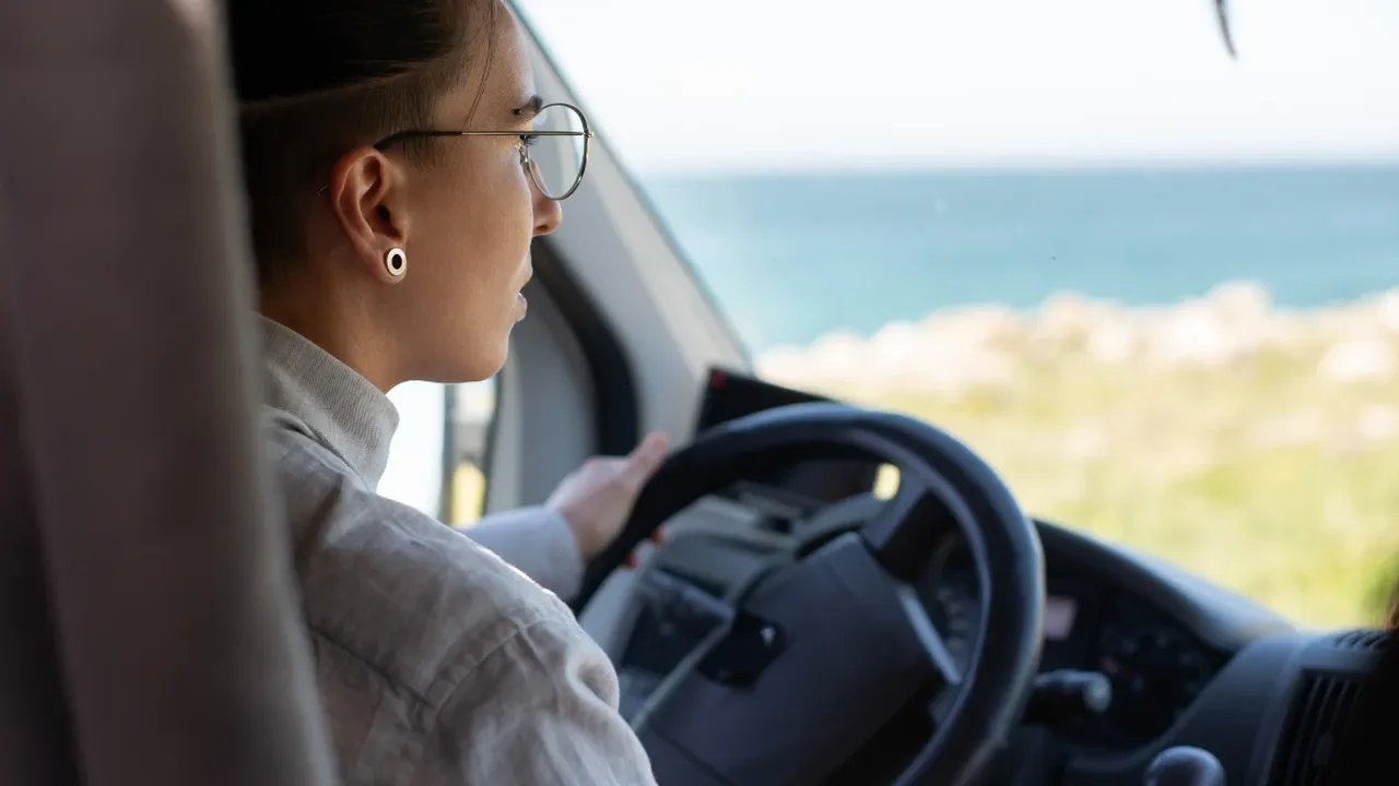 Psikologlar uyarıyor! Araba sürerken bu tarz müzikler dinleyenler kazaya davetiye çıkarıyor