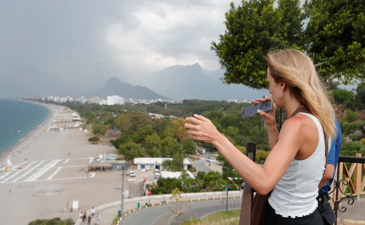Sahilde fotoğraf çekerken akıllı kol saatini kaybeden Rus turist, GPRS bakınca şoke oldu