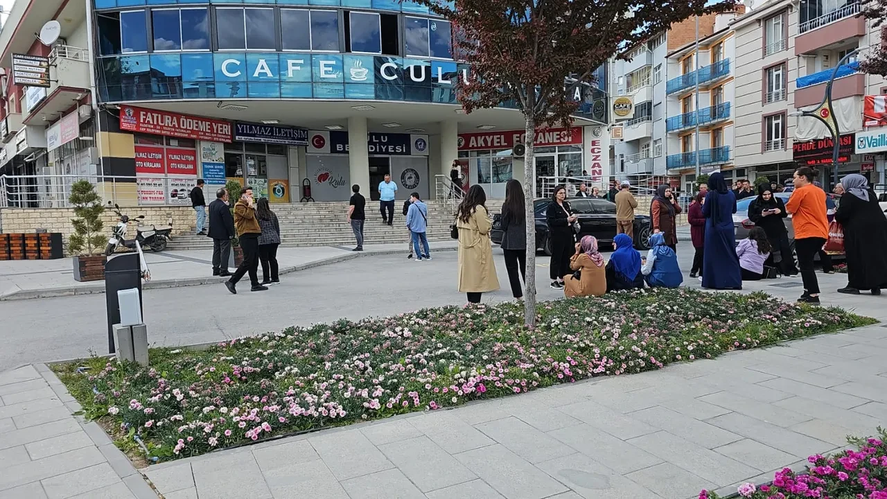 Son dakika | Konya'da şiddetli deprem: Ankara ve çevre iller de sallandı