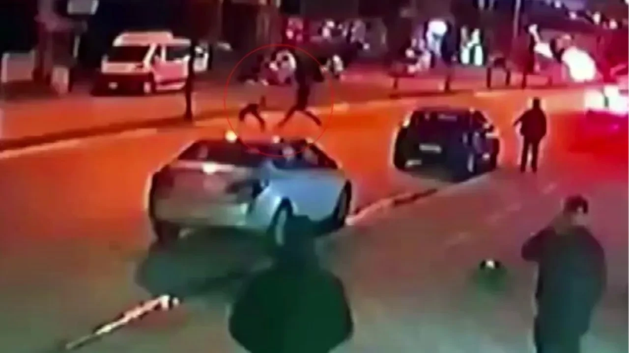 Tıraşı bırakıp suçluyu kovaladı! Nefes kesen kovalamaca kamerada