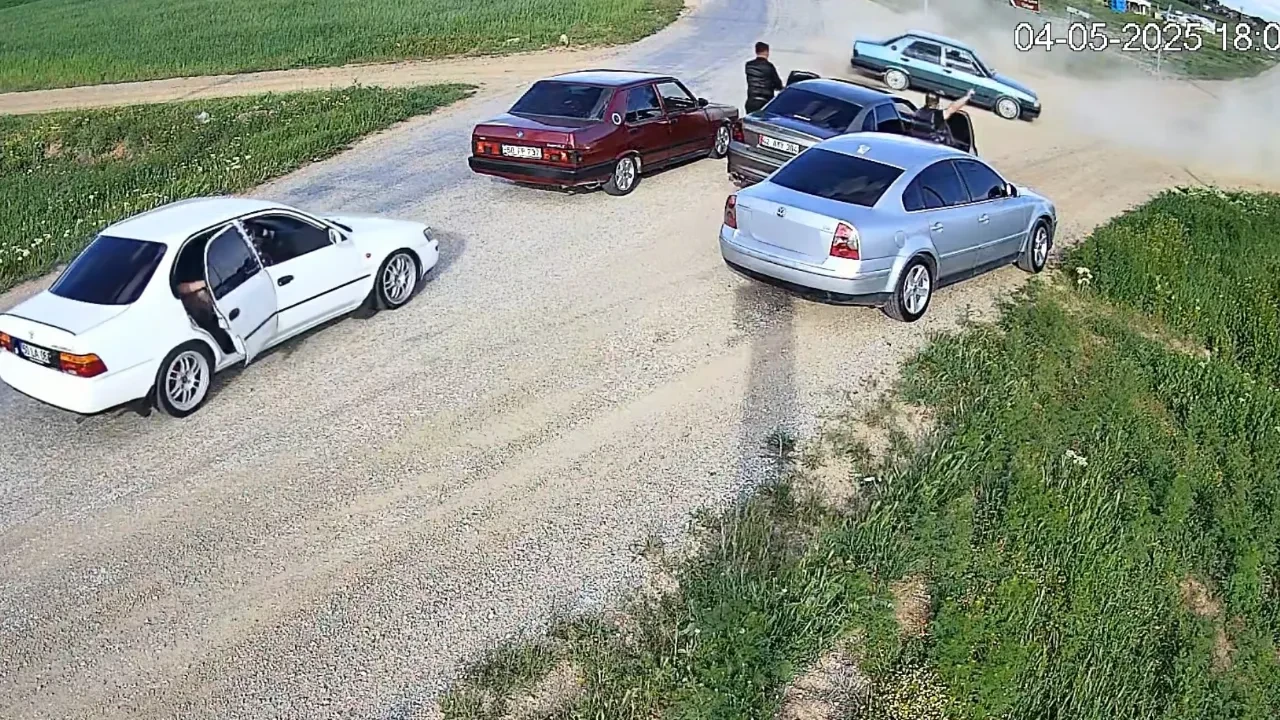 Trafik magandaları dehşet saçtı! Yolu trafiğe kapatıp havaya ateş açtılar