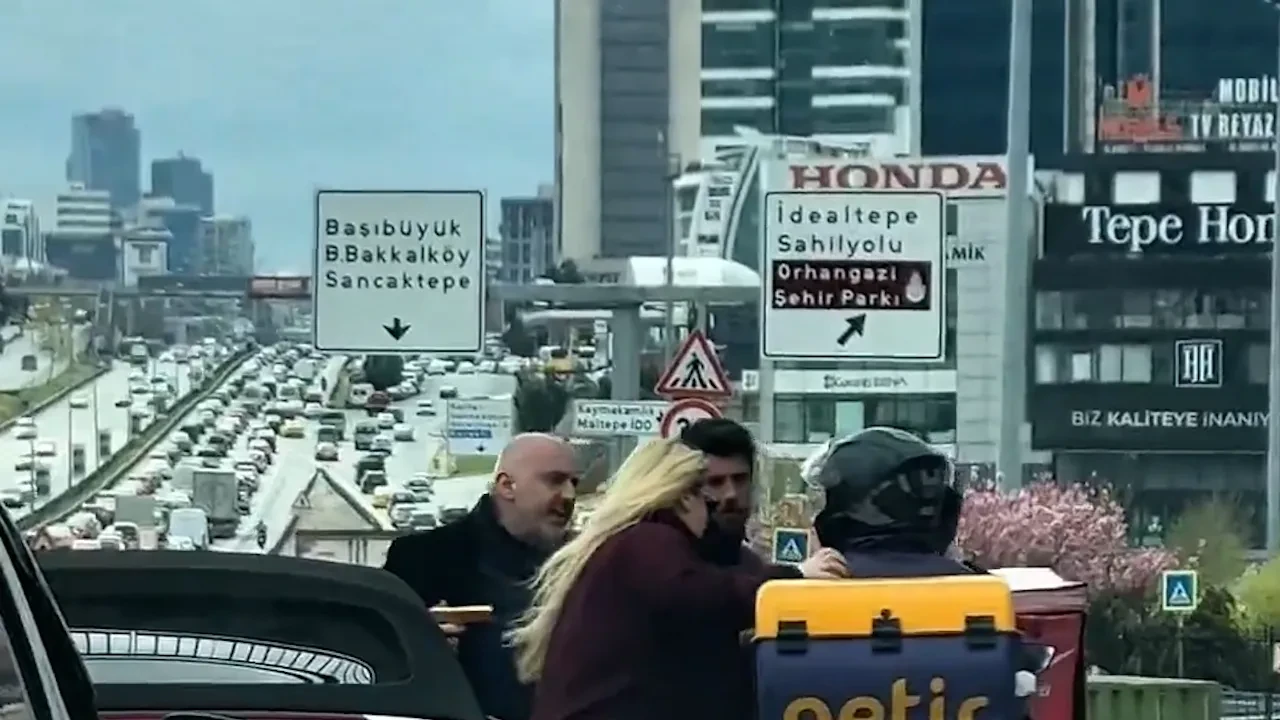 Trafikte tartıştığı kuryeye silah çekti! O anlar kamerada 