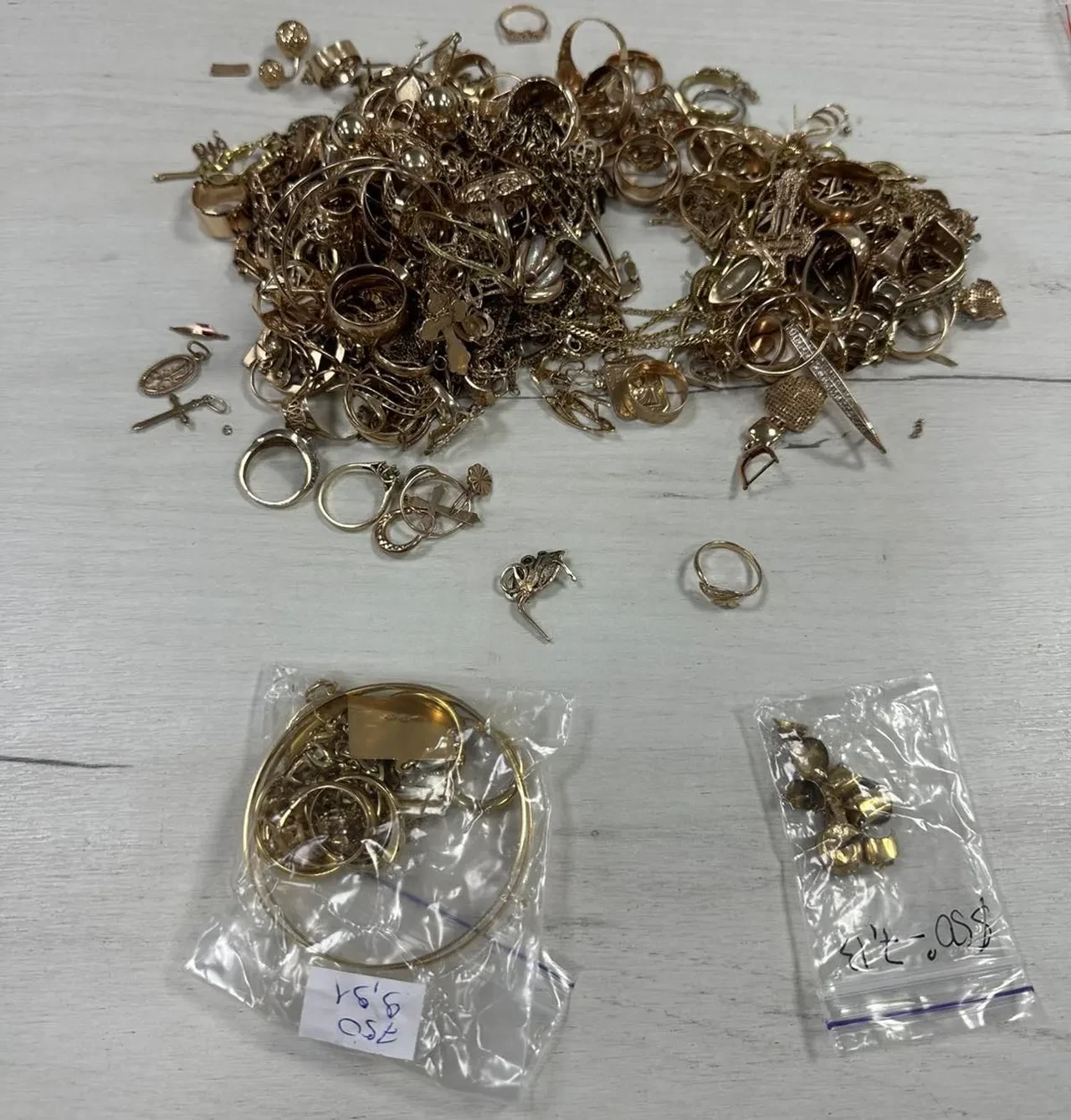 Türkiye'ye getireceklerdi! Vücutlarına sardıkları altın mücevherle yakalandılar! 