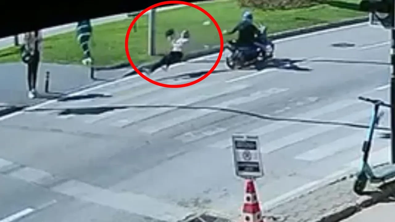 Yaya geçidinde dehşet anları! Hem yaya hem motosikletli savruldu