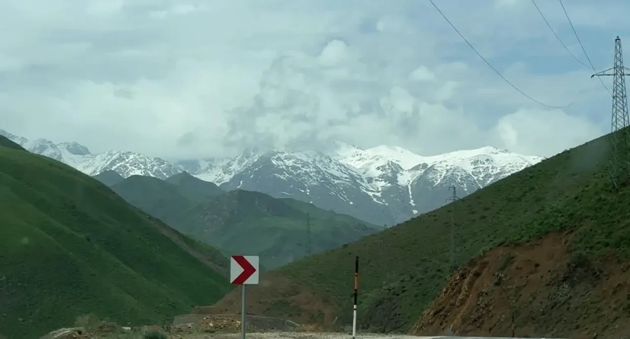 Yüksekova'da kar sürprizi: Beyaza büründü!
