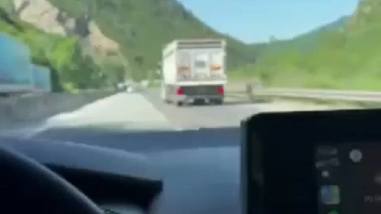 Aracıyla 120 km hızla gitti, öndeki tıra yetişemedi