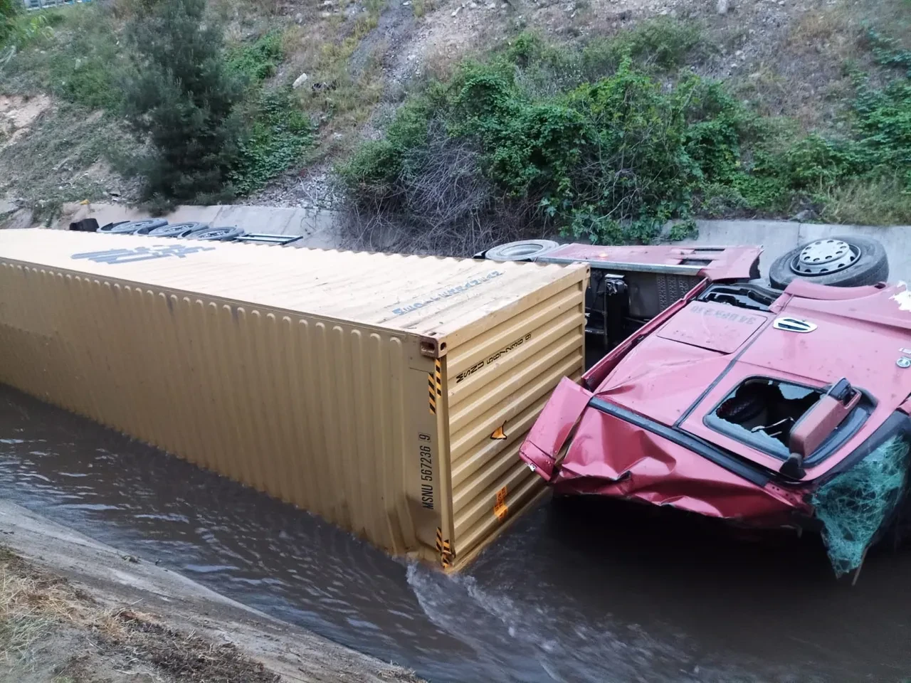 Dereye uçan tır sürücüsünden acı haber!
