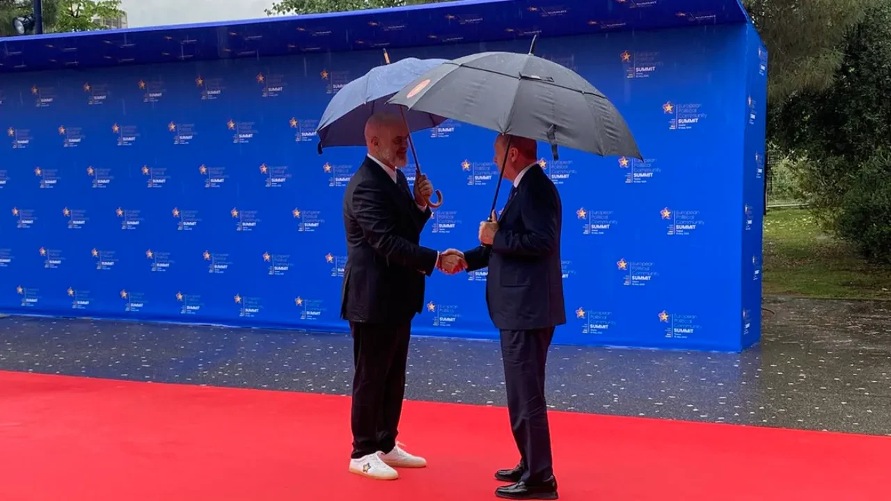 Erdoğan ile Edi Rama arasında gülümseten diyalog! 'Spor ayakkabı giymişsin' 