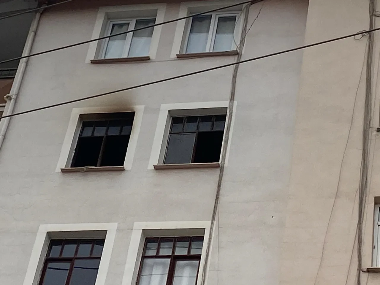 Evde şarj edilen akü bomba gibi patladı! 