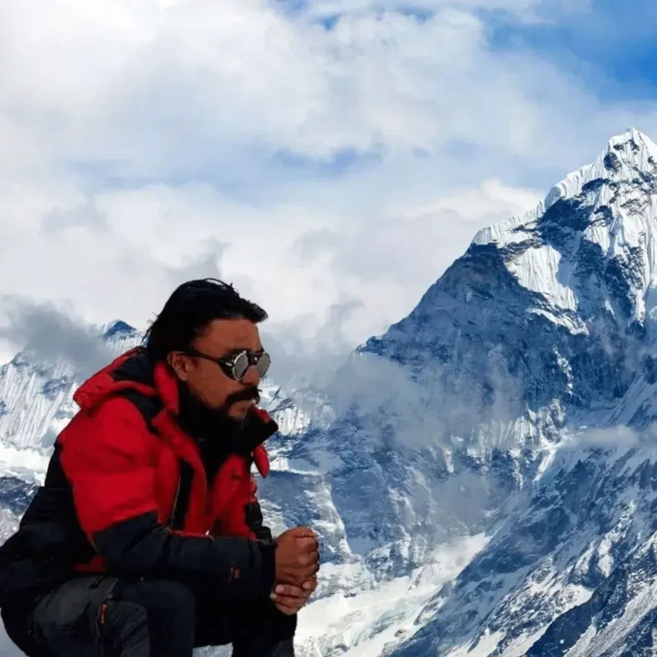 Everest zirvesine az kala yorgunluktan hayatını kaybetti
