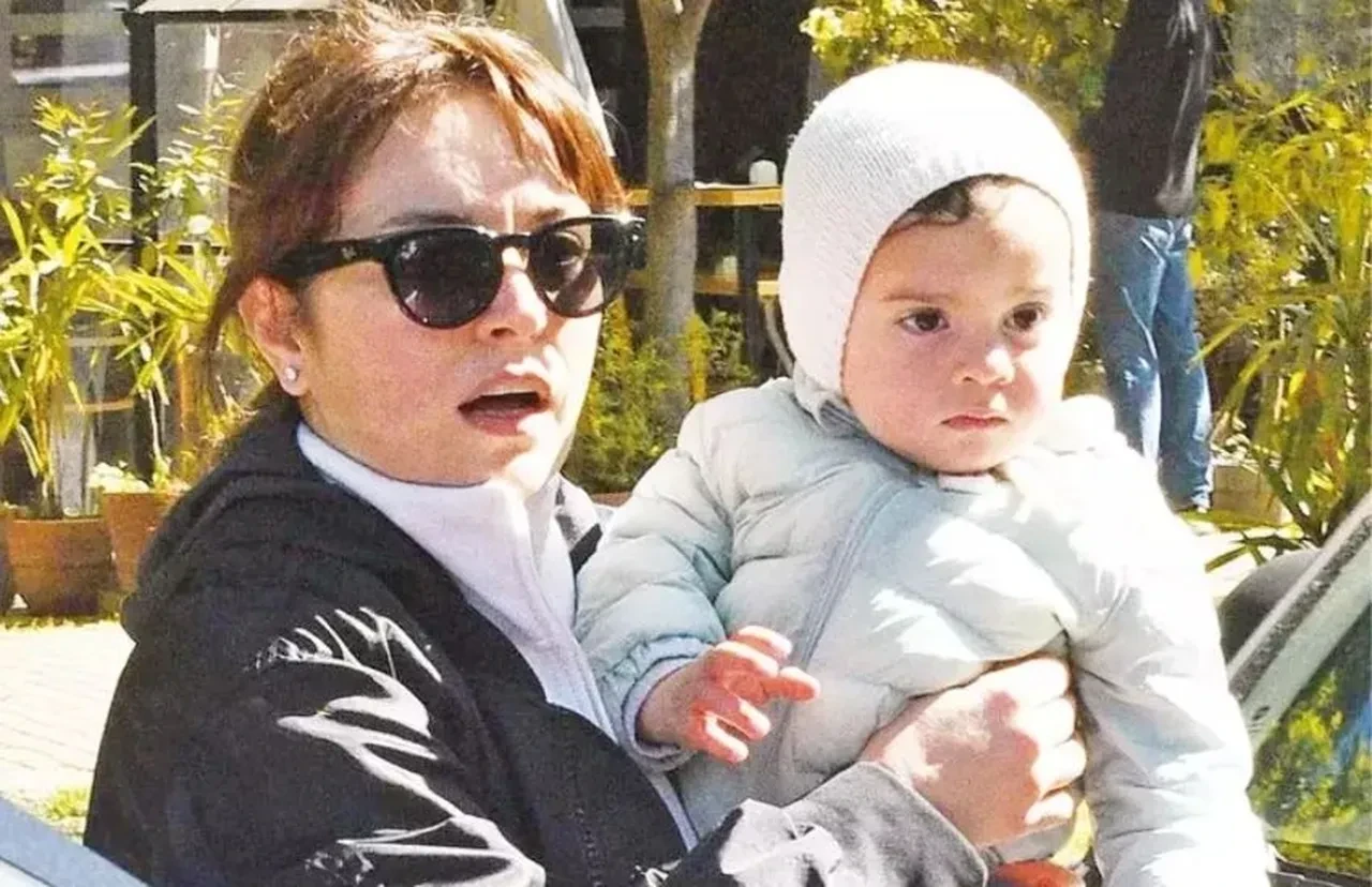 Ezgi Mola'nın oğlunun yüzü ilk kez görüntülendi