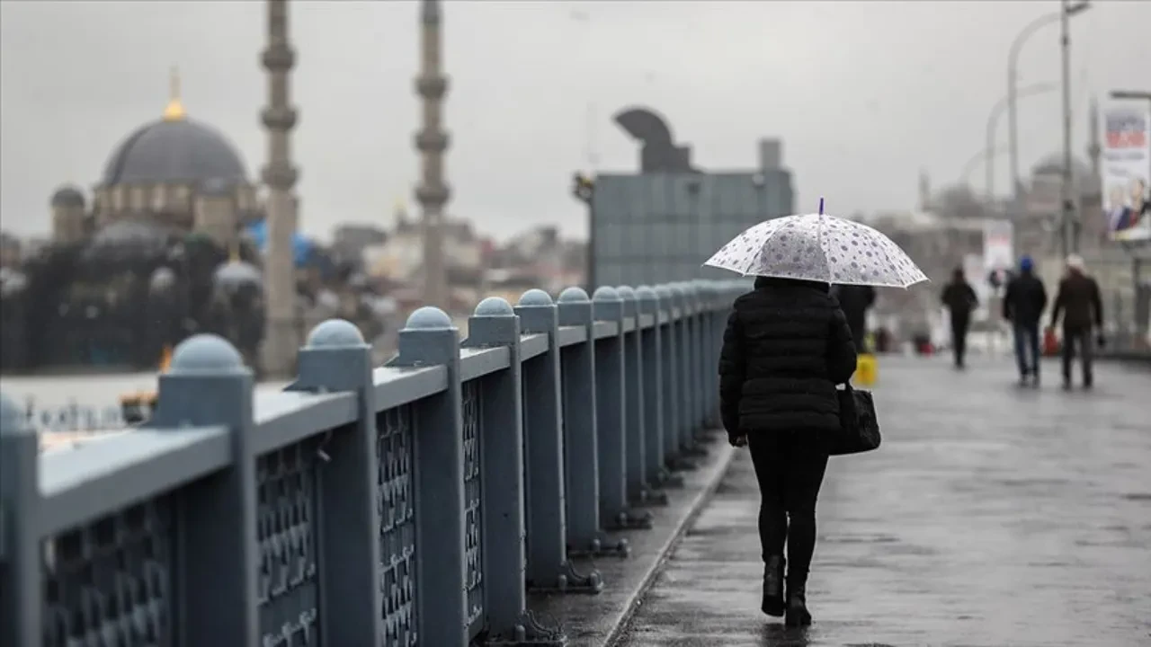 İstanbul’a uçuran fırtına ve sağanak geliyor: AKOM ve Meteoroloji saat vererek uyardı