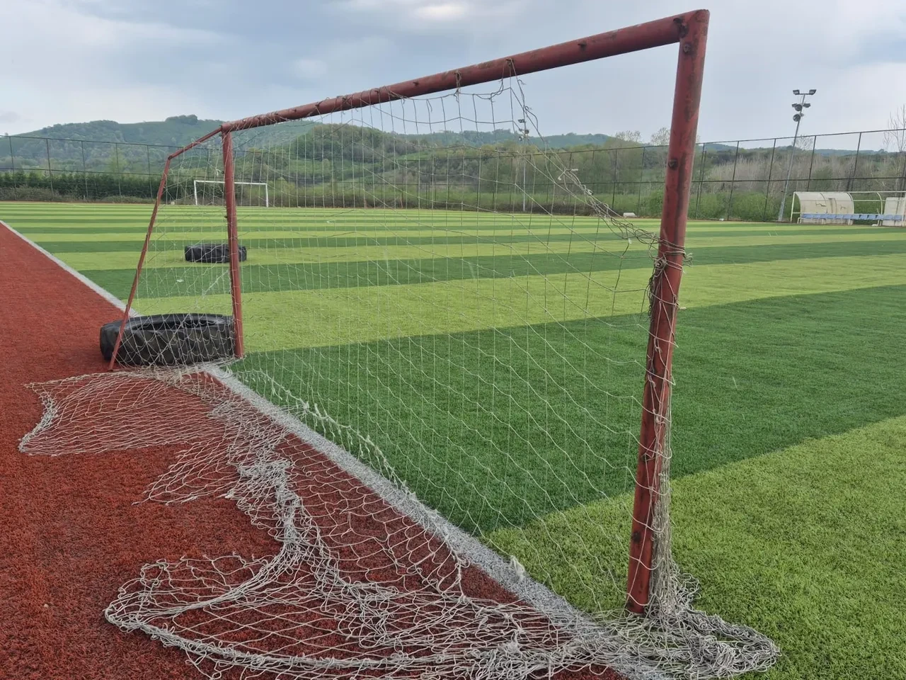 Kafasına kale direği düştü! 13 yaşındaki çocuğun hayatı kabusa döndü!