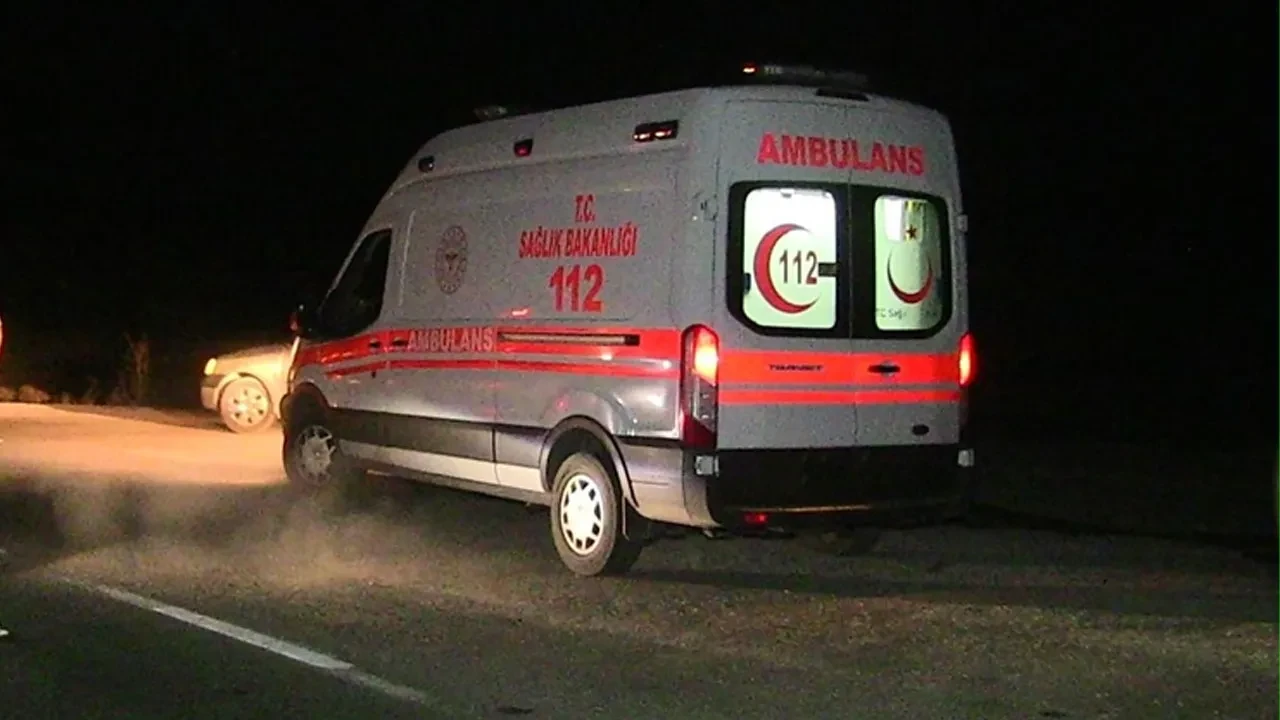 Kamyonetle çarpışan otomobil hurdaya döndü! Yaralılar var