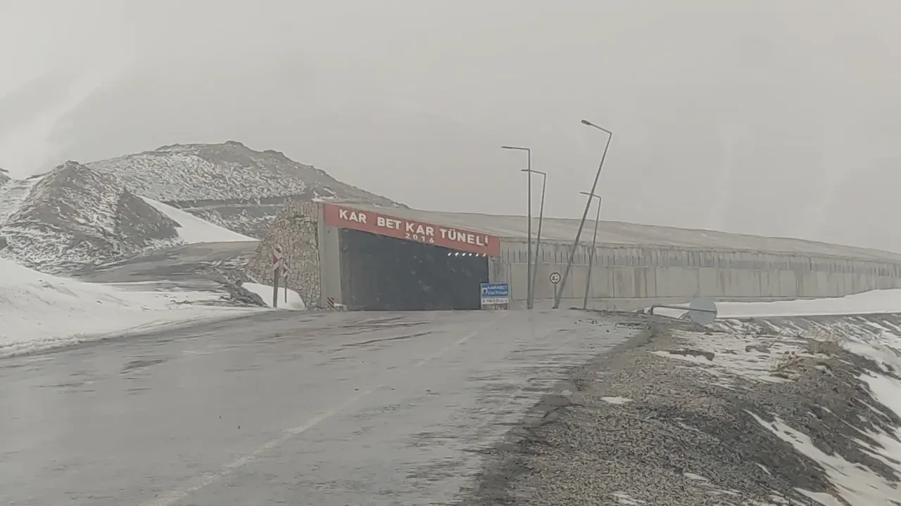 Mayısın ortasında lapa lapa kar yağdı! Sürücüler zor anlar yaşadı