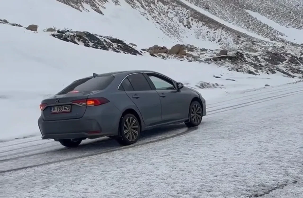 Mayısın ortasında lapa lapa kar yağdı! Sürücüler zor anlar yaşadı