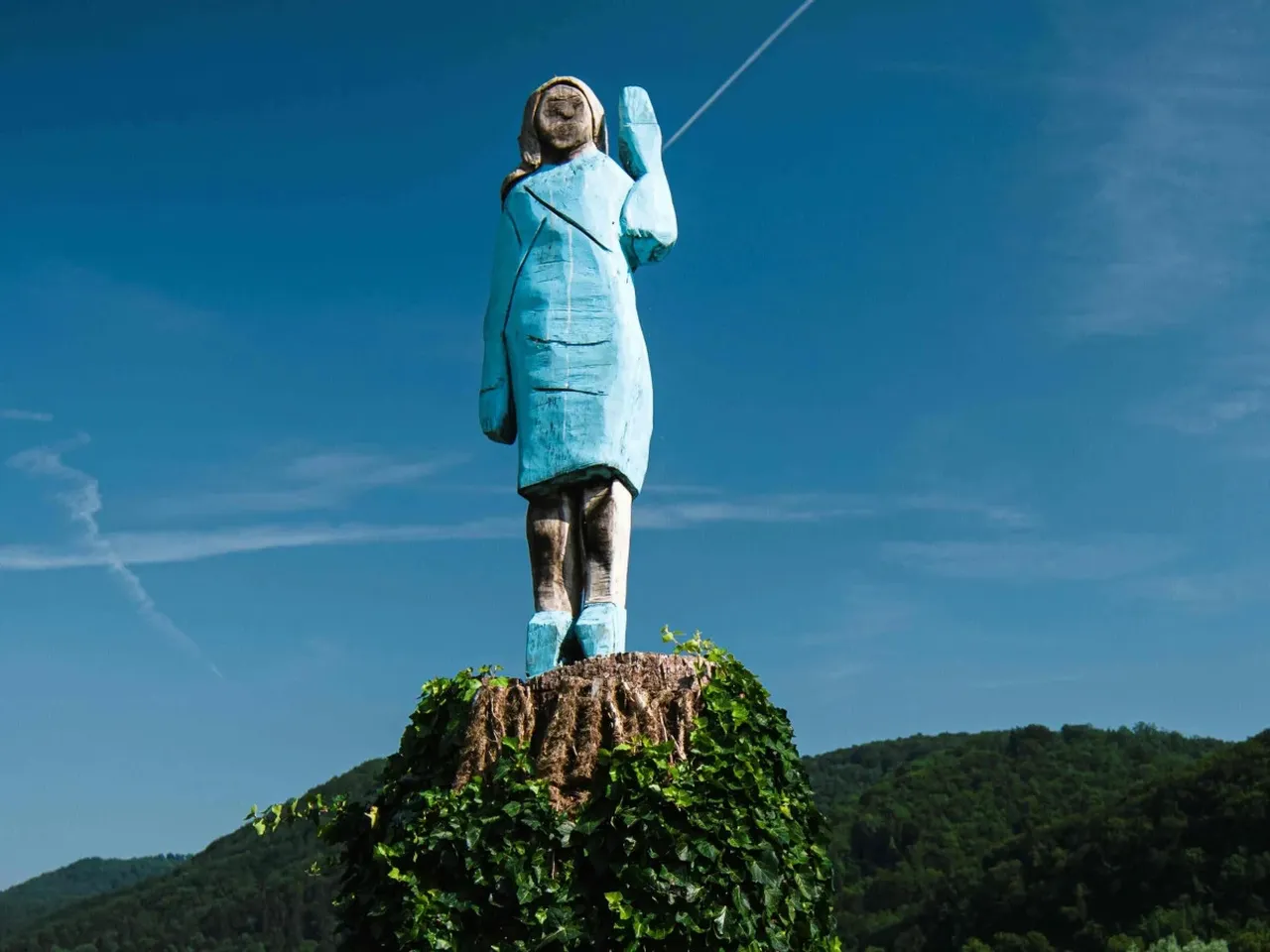 Melania Trump’ın Slovenya’daki heykeli kayboldu! Daha önce de kundaklamışlardı 