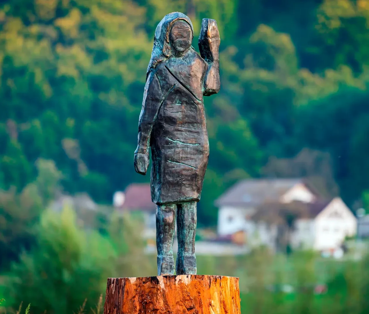 Melania Trump’ın Slovenya’daki heykeli kayboldu! Daha önce de kundaklamışlardı 