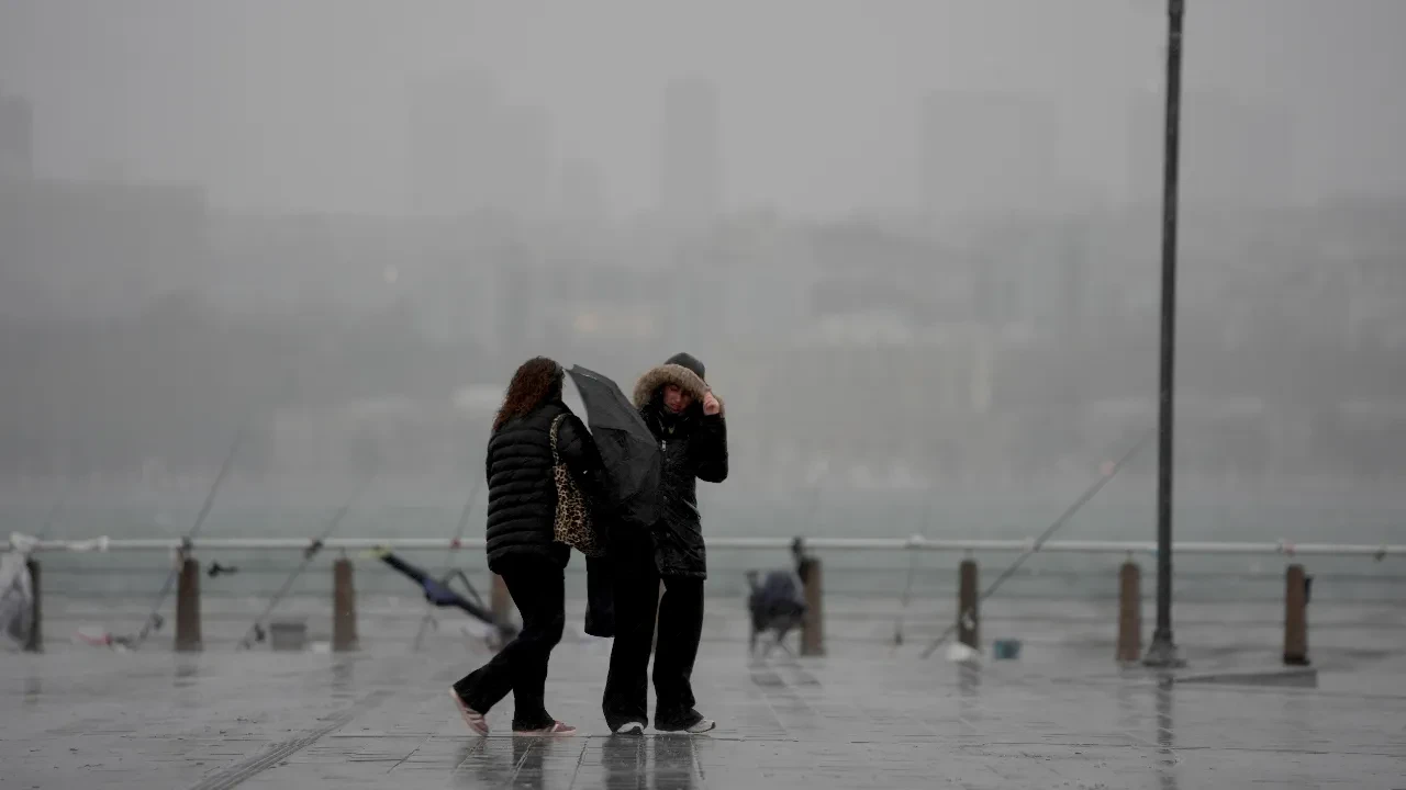 Meteoroloji'den 10 il için turuncu ve sarı alarm: Saatte 90 kilometreyi bulan fırtına kopacak! İşte il il 16 Mayıs hava durumu