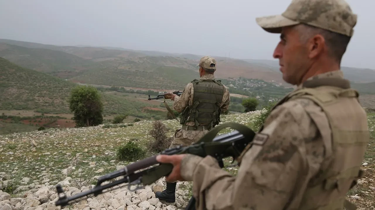 MSB'den köy korucularıyla ilgili tepki çeken açıklamalara ders niteliğinde cevap! 'Terörle mücadelenin kahramanları'