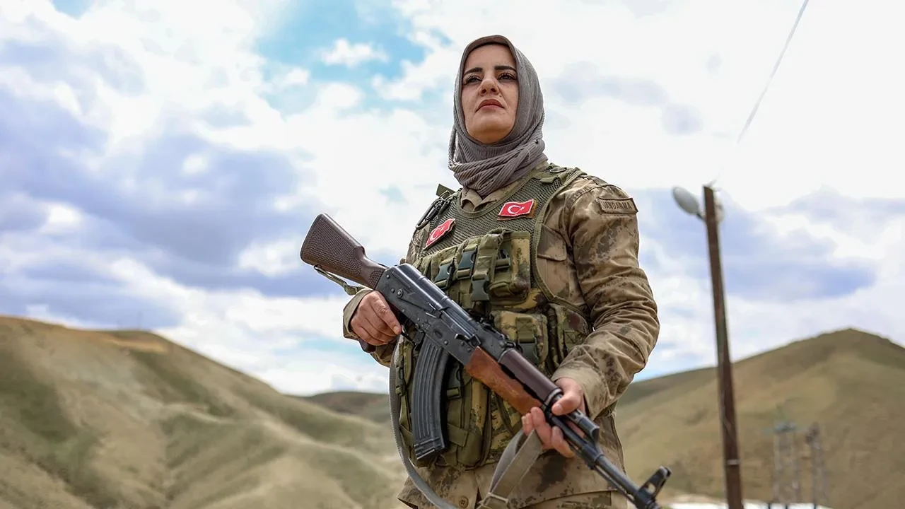 MSB'den köy korucularıyla ilgili tepki çeken açıklamalara ders niteliğinde cevap! 'Terörle mücadelenin kahramanları'