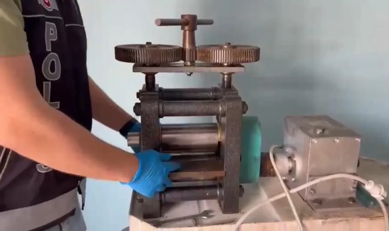 Piyasaya sahte altın sürüyorlardı! 12 milyon değerinde çeyrek, yarım ve tam altın ele geçirildi