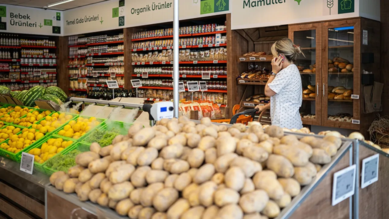 Uygun fiyatlı market gençleri hedefliyor: Adını değiştirme kararı aldı