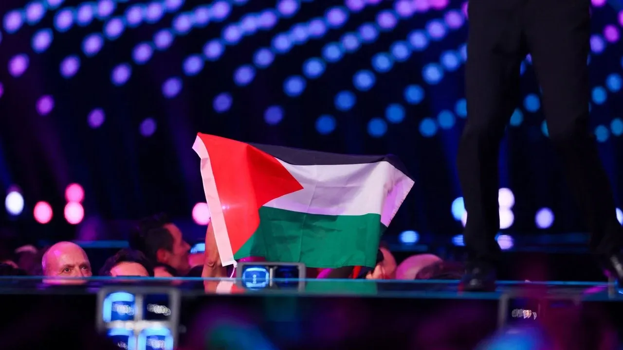 Yorumculardan takdirlik hamle: Eurovision tanıtımında sıra İsrail'e gelince Gazze'deki katliamları hatırlattılar