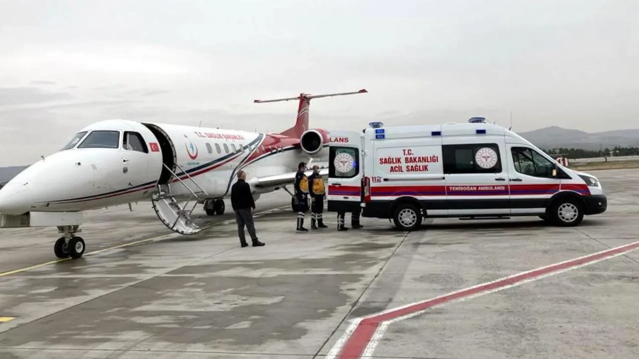 Ağrı’da iki genç hasta ambulans uçakla İstanbul'da tedaviye ulaştırıldı