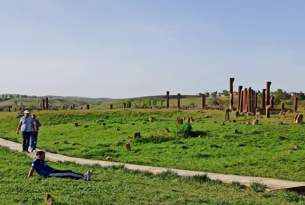Ahlat’ta turizm sezonu başladı: Selçuklu Meydan Mezarlığı dolup taştı