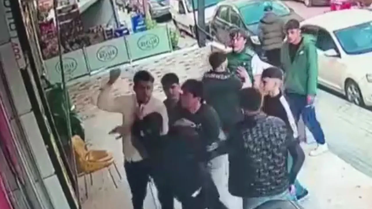 Avcılar'da 2 kişinin bıçaklandığı kavga anı kamerada