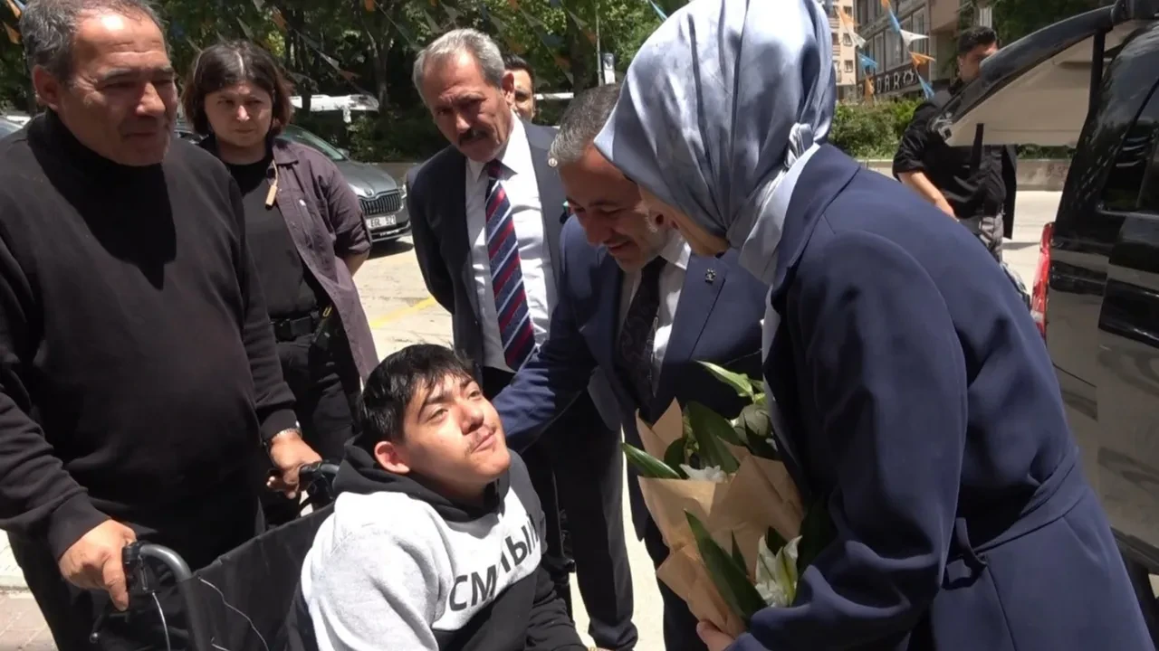 Bakan Mahinur Özdemir Göktaş'tan, özel gereksinimli Abdullah'a yakın ilgi