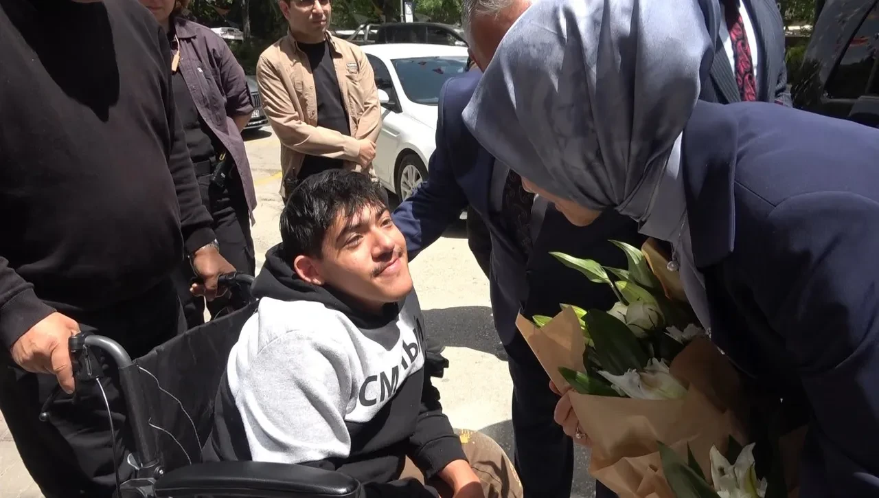 Bakan Mahinur Özdemir Göktaş'tan, özel gereksinimli Abdullah'a yakın ilgi