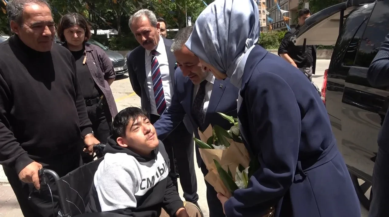 Bakan Mahinur Özdemir Göktaş'tan, özel gereksinimli Abdullah'a yakın ilgi