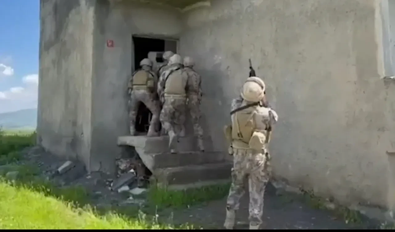 Bakan Yerlikaya duyurdu! 11 ayrı çete çökertildi! Elebaşları kıskıvrak yakalandı