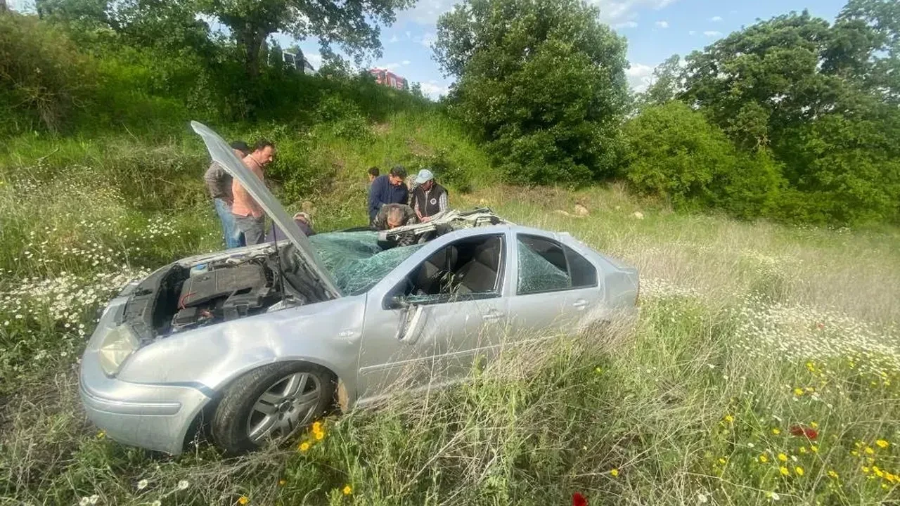 Balıkesir'de tarlaya uçan aracın sürücüsü vatandaşlar tarafından kurtarıldı