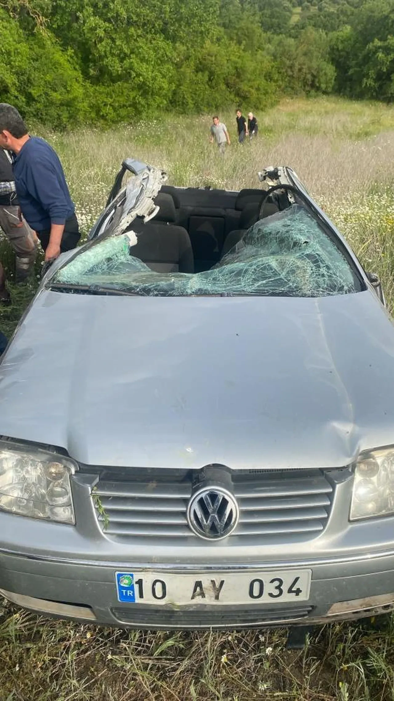 Balıkesir'de tarlaya uçan aracın sürücüsü vatandaşlar tarafından kurtarıldı