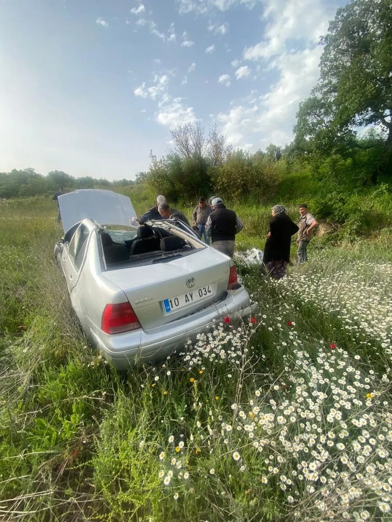 Balıkesir'de tarlaya uçan aracın sürücüsü vatandaşlar tarafından kurtarıldı