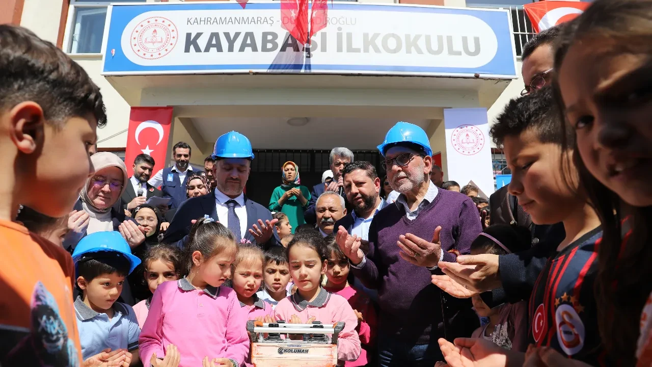 Deprem bölgesinde yaralar sarılıyor! Halalbooking’den öğrencilere okul hediyesi