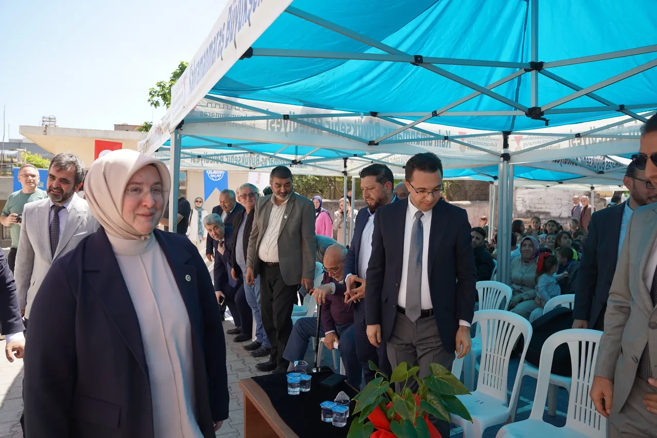 Deprem bölgesinde yaralar sarılıyor! Halalbooking’den öğrencilere okul hediyesi