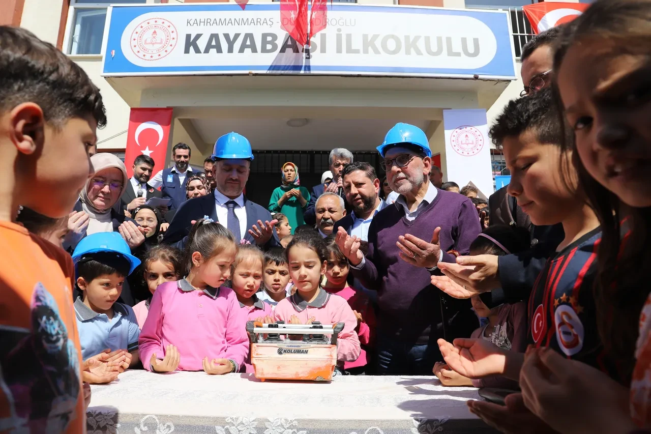 Deprem bölgesinde yaralar sarılıyor! Halalbooking’den öğrencilere okul hediyesi