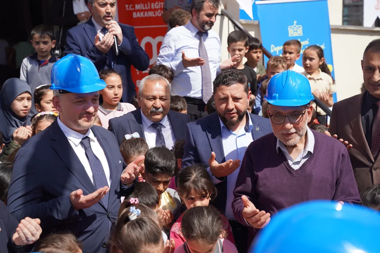 Deprem bölgesinde yaralar sarılıyor! Halalbooking’den öğrencilere okul hediyesi