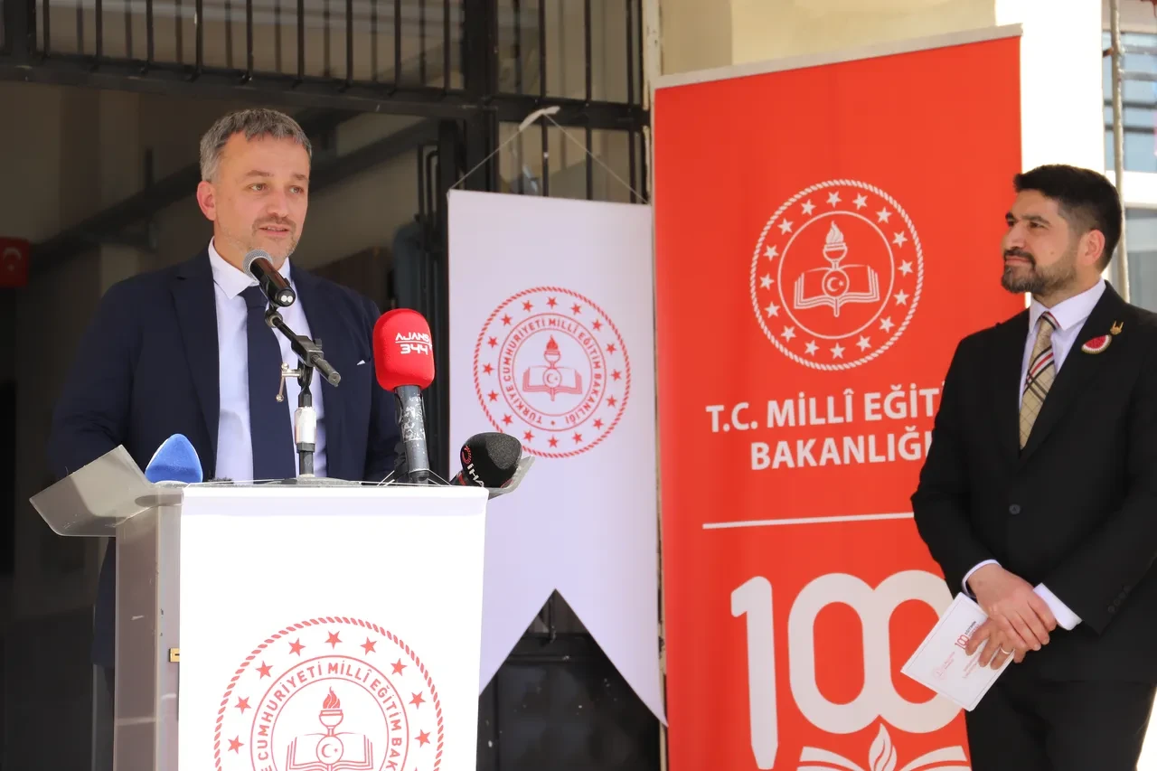 Deprem bölgesinde yaralar sarılıyor! Halalbooking’den öğrencilere okul hediyesi