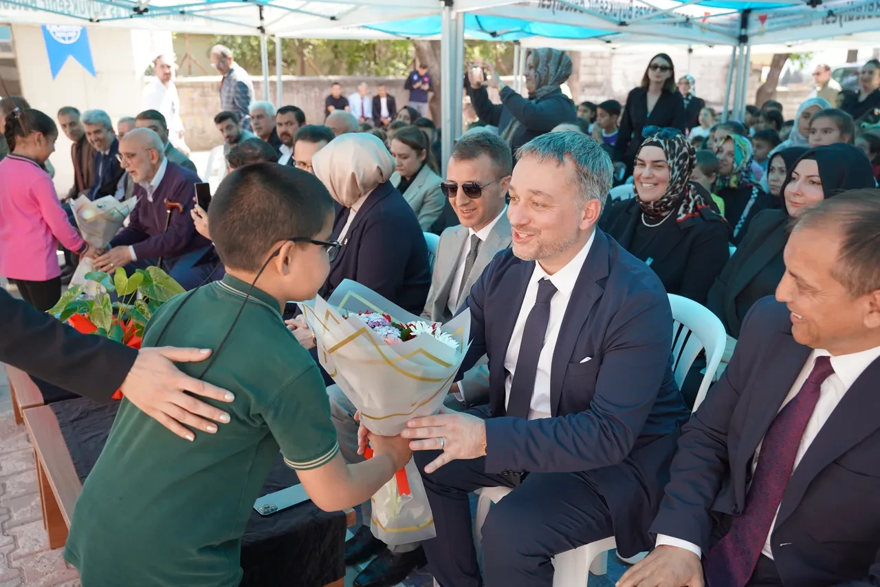 Deprem bölgesinde yaralar sarılıyor! Halalbooking’den öğrencilere okul hediyesi
