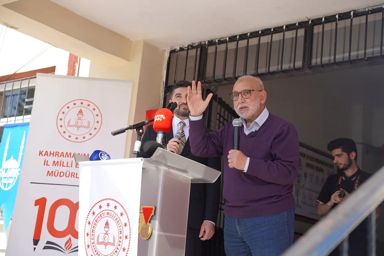 Deprem bölgesinde yaralar sarılıyor! Halalbooking’den öğrencilere okul hediyesi