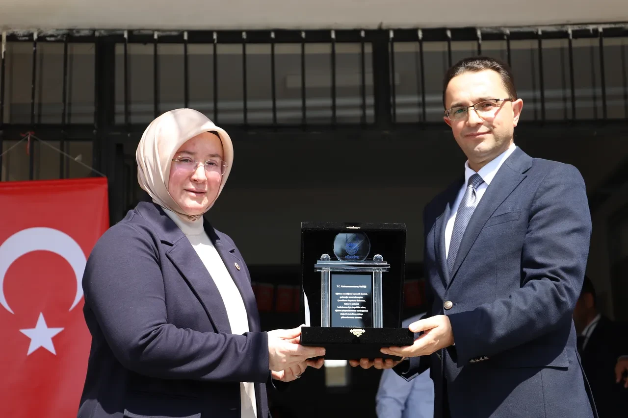 Deprem bölgesinde yaralar sarılıyor! Halalbooking’den öğrencilere okul hediyesi