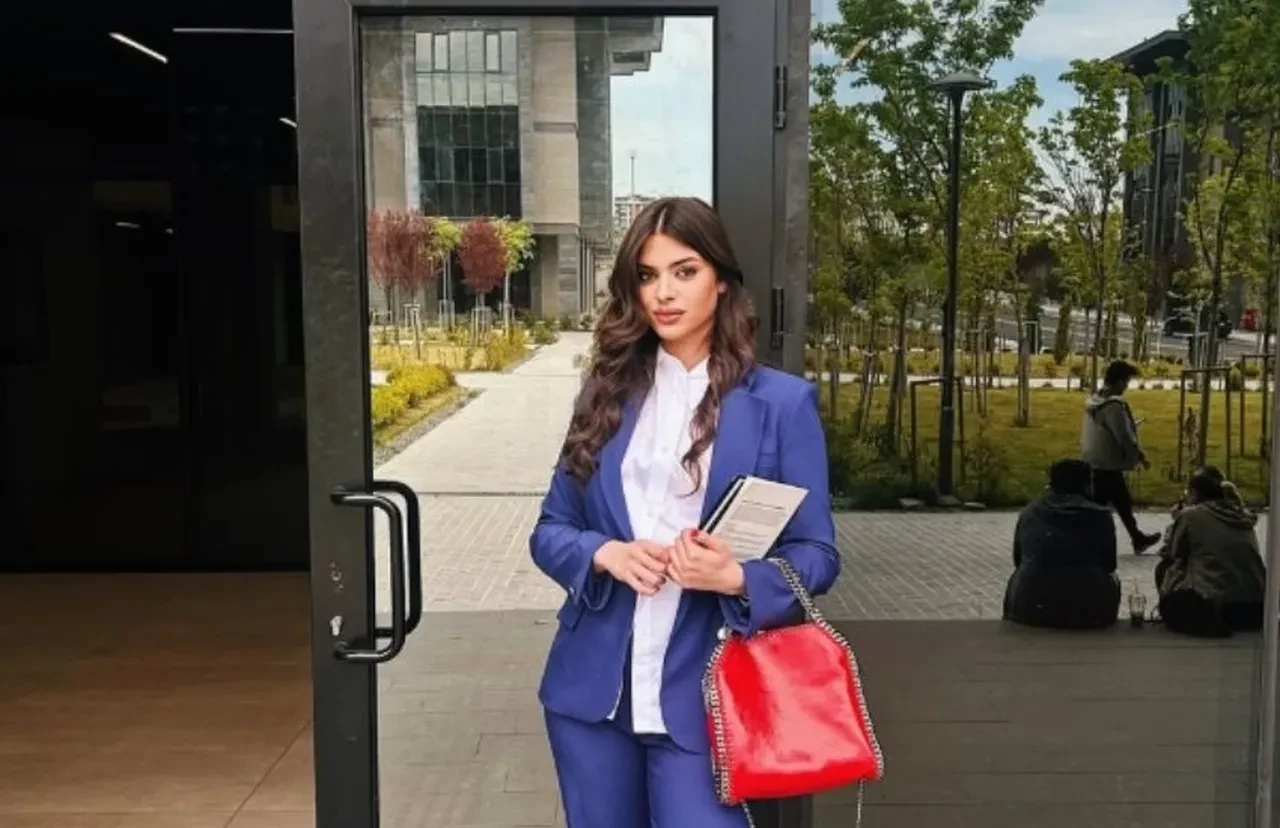 Derin Talu, Marmara Üniversitesi’nde plaket aldı! Sosyal medyada yapılan yorumlar gündem oldu 