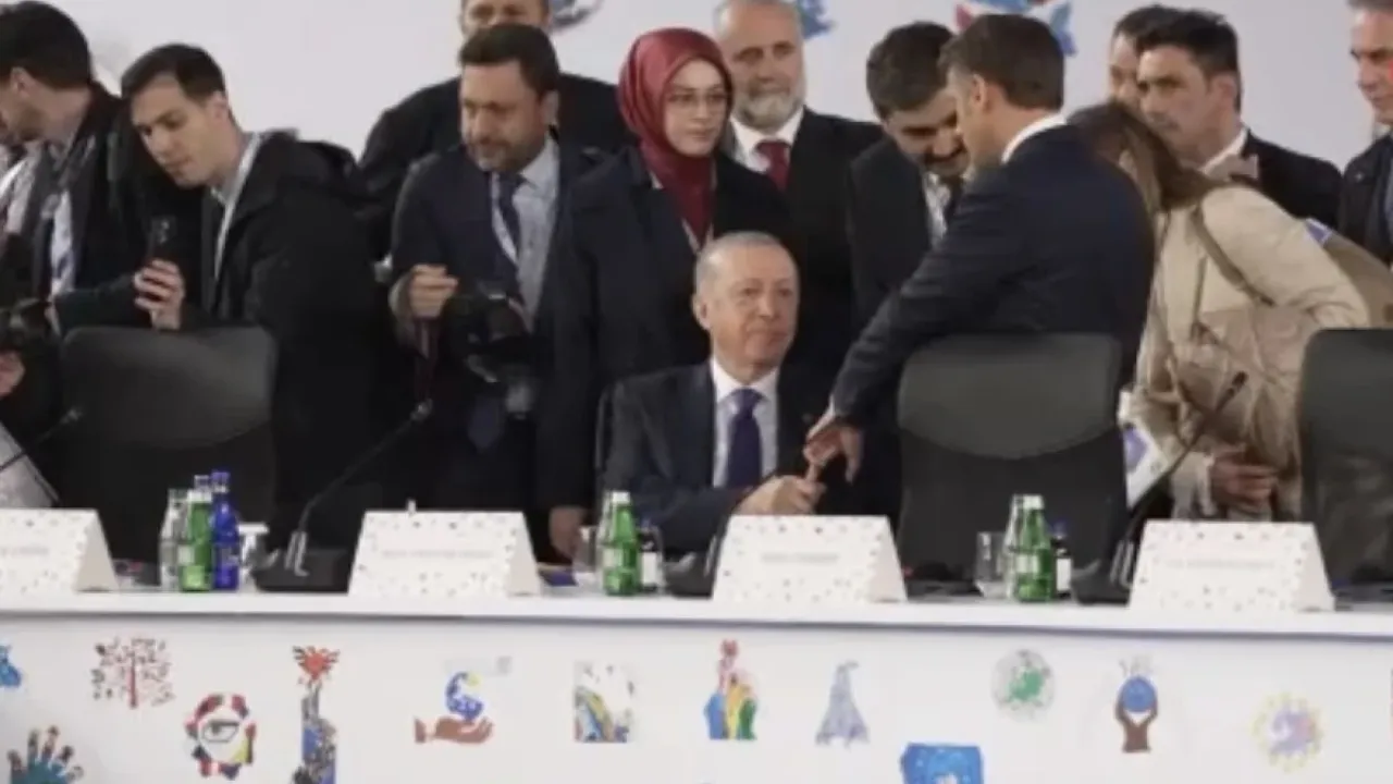 Erdoğan'a üstünlük kurmak isteyen Macron dünyaya rezil oldu