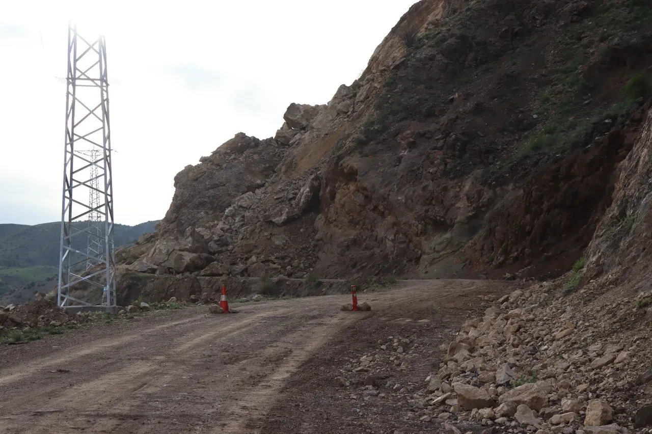 Erzurum'da heyelan! Dev kayalar yolu kapattı