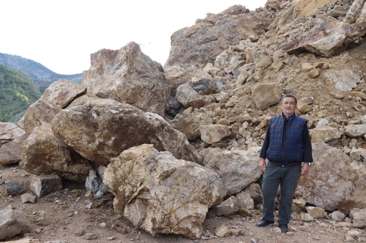 Erzurum'da heyelan! Dev kayalar yolu kapattı